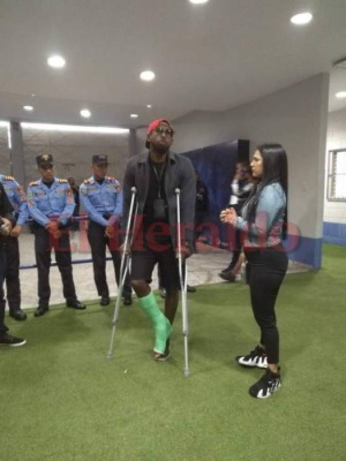 Johnny Palacios acudió en muletas a presenciar la final Motagua vs Olimpia