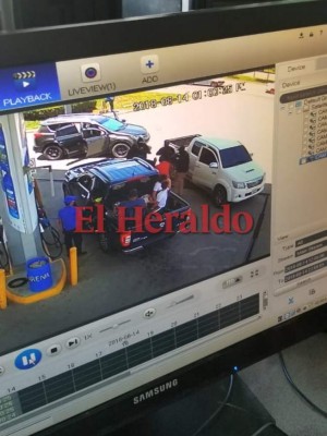 Imágenes muestran cuando sicarios asesinan a dos hombres en una gasolinera de San Pedro Sula