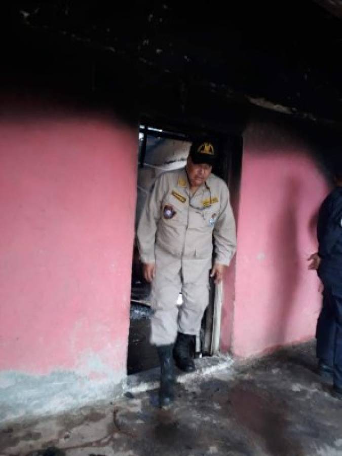 Niña muere calcinada en voraz incendio que consumió una vivienda en la aldea El Sursular