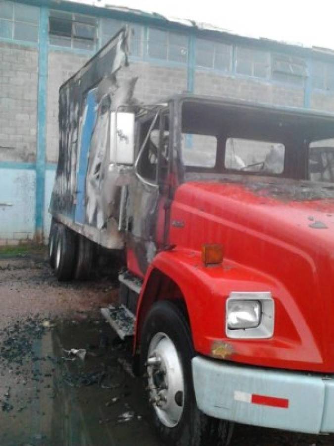 Incendio en El Pedregal destruye cuatro camiones  