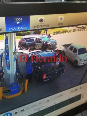 Imágenes muestran cuando sicarios asesinan a dos hombres en una gasolinera de San Pedro Sula
