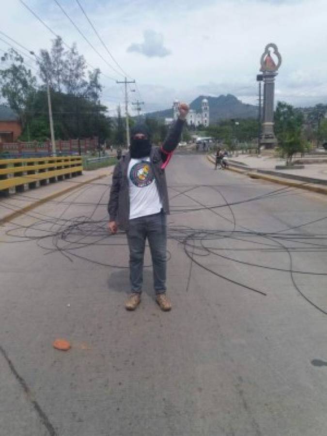 Miembros del MEU protestan frente a UNAH tras dilatarse elección de nueva Junta Universitaria