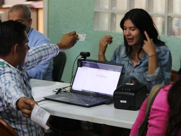 Muchas de las personas beneficiadas eran mujeres, algunas iban acompañadas de sus hijos. Antes de entregar el dinero realizaban el chequeo en el sistema. Muchas de las personas beneficiadas eran mujeres, algunas iban acompañadas de sus hijos. Antes de entregar el dinero realizaban el chequeo en el sistema.
