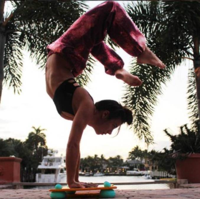 Nikkii Bear, la maestra de yoga más flexible de Instagram