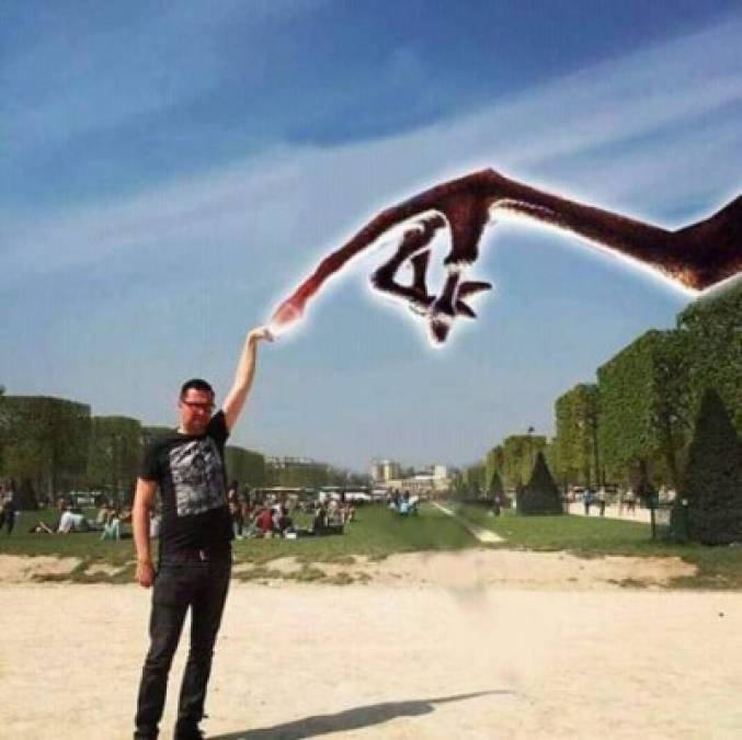 Los 'photoshops' más divertidos del hombre que intentó tomarse una foto tocando la Torre Eiffel