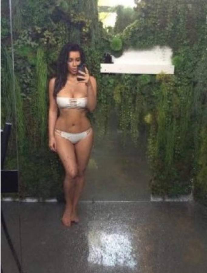 Kim Kardashian celebra en biquini