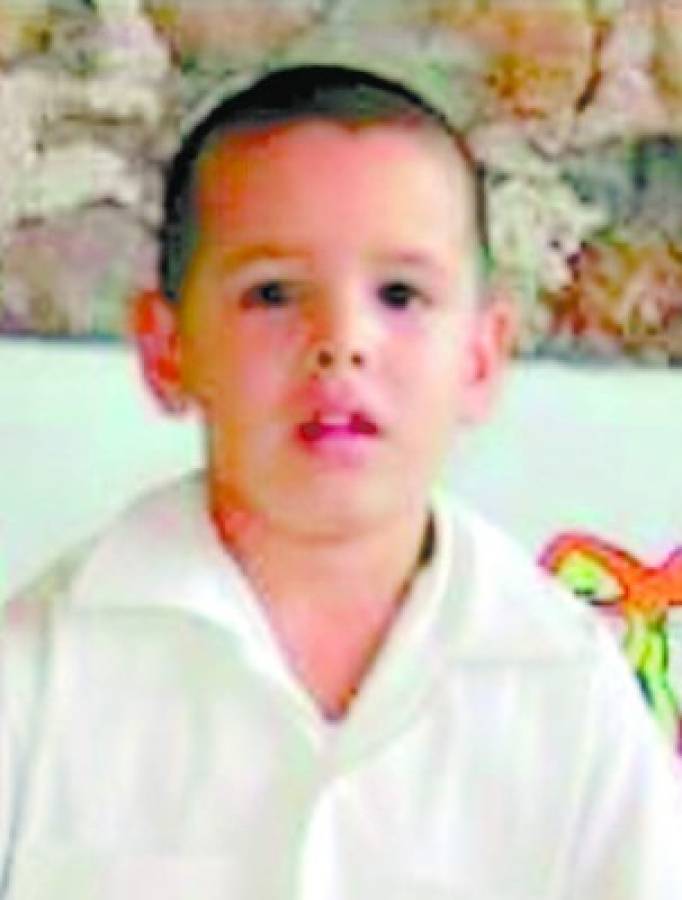 Un niño de ocho años muere en ataque con AK-47 contra su padre