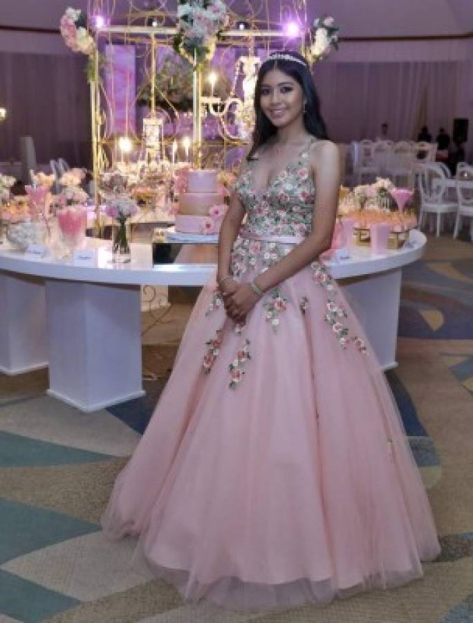 Dulce Valladares festejó como una princesa sus XV años