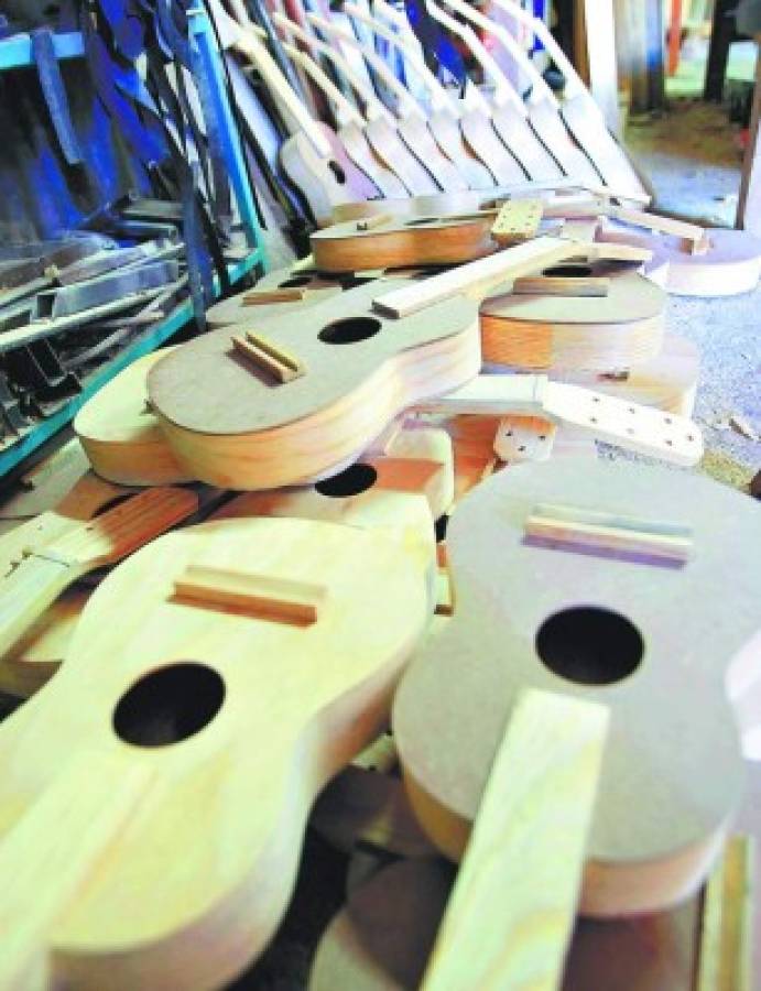 Julio Reyes es uno de los pioneros en la fabricación de guitarras en la capital