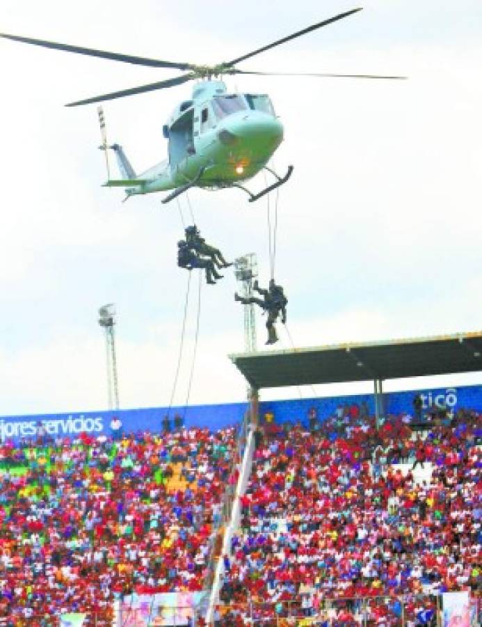 Espectacular demostración militar en fiestas cívicas