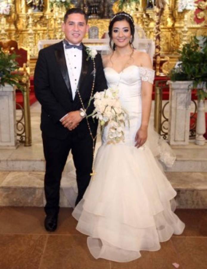 Celestial enlace de amor entre Marcos Suazo y Elisa Flores en la Catedral capitalina