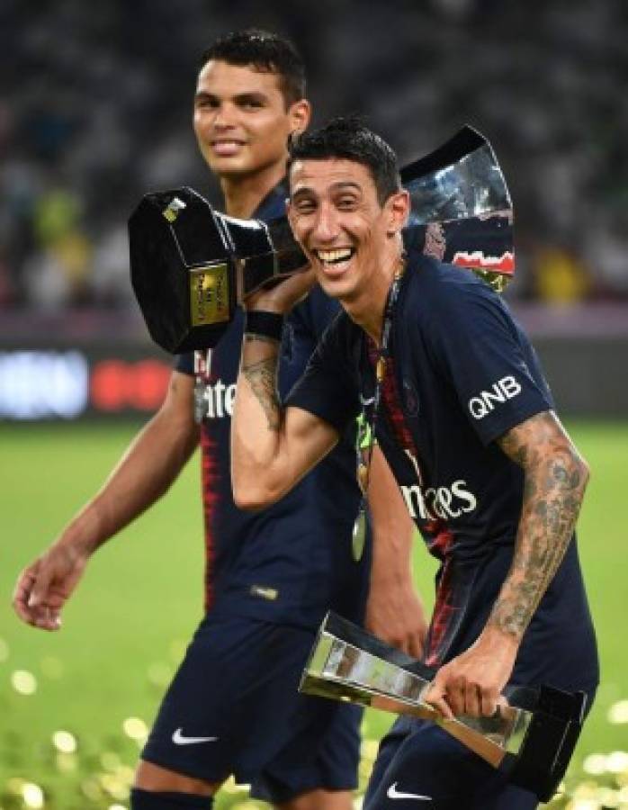 Ángel Di María se roba el show con su peculiar forma de cargar el Trofeo de los Campeones