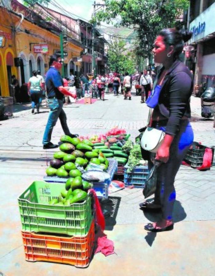 La peatonal vuelve a convertirse en el mercado persa de hace 10 años