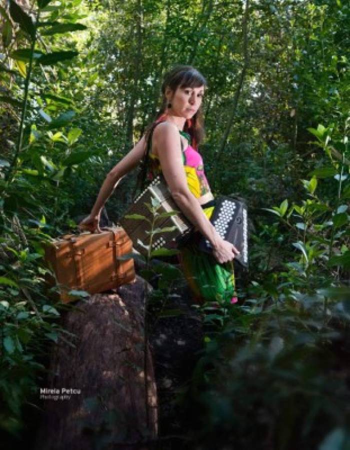 Artista francesa Marion Sila de gira en Honduras