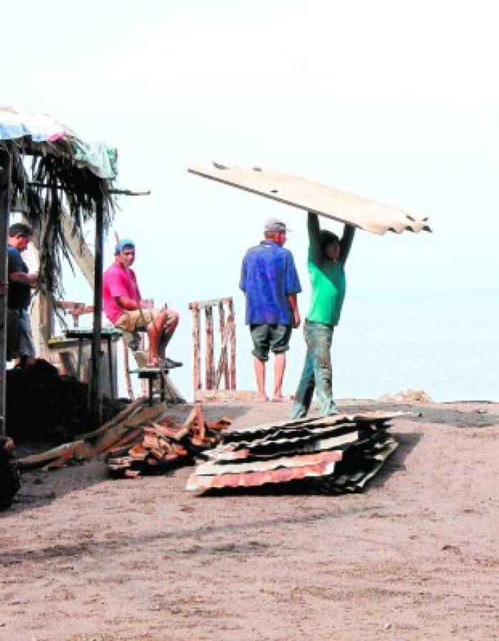 Marejadas dejan daños y familias sin hogar en la costa de Marcovia