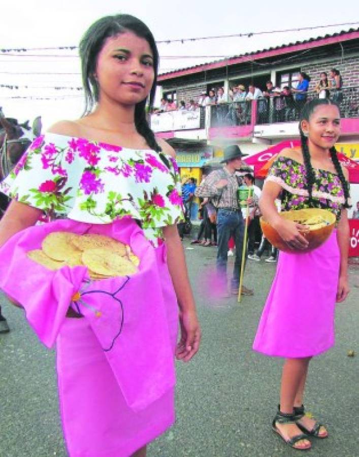 Demostración de cultura y belleza en el Festival Nacional del Maíz, Festima
