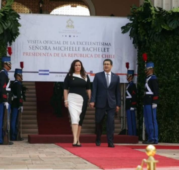 Ana García de Hernández se luce con hermoso y tallado vestido durante visita de Bachelet