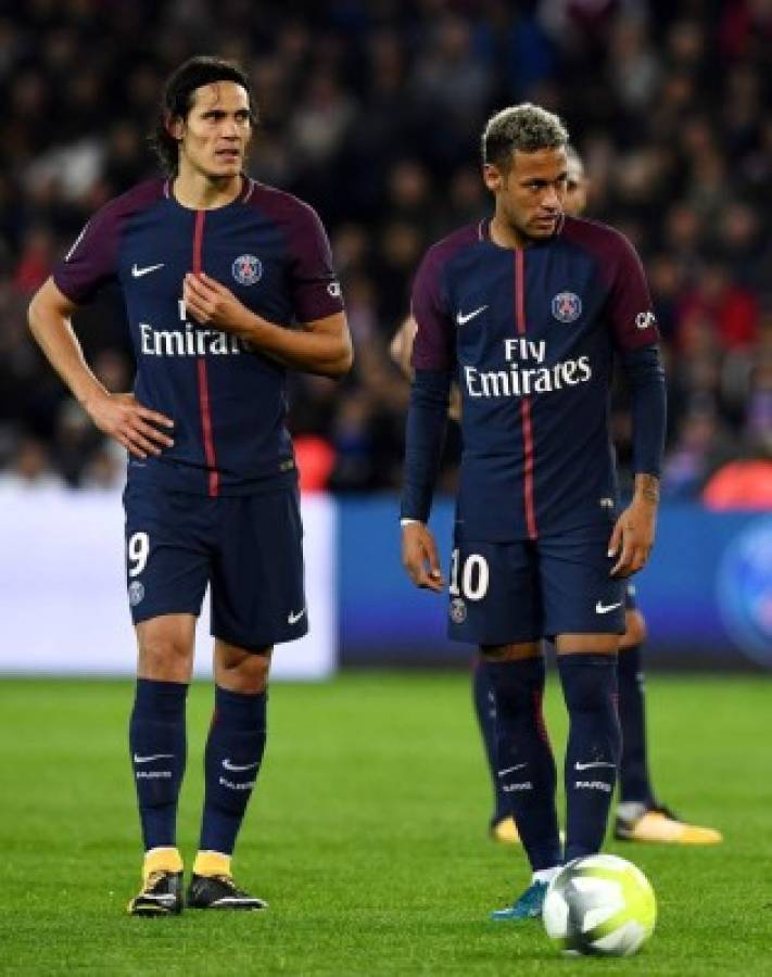 Cavani junto a Neymar en acción con el PSG. (Foto: Agencias/AFP)