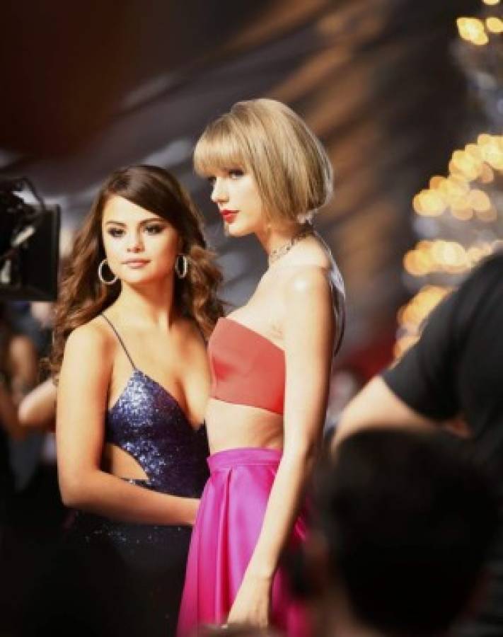  Taylor Swift ganó un Grammy y junto a Selena Gómez lo celebra a lo grande