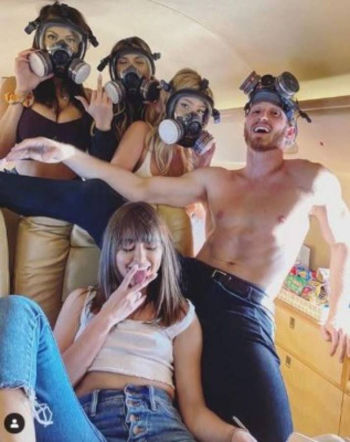El polémico youtuber Logan Paul subió una imagen rodeado de chicas con mascarillas de gas.