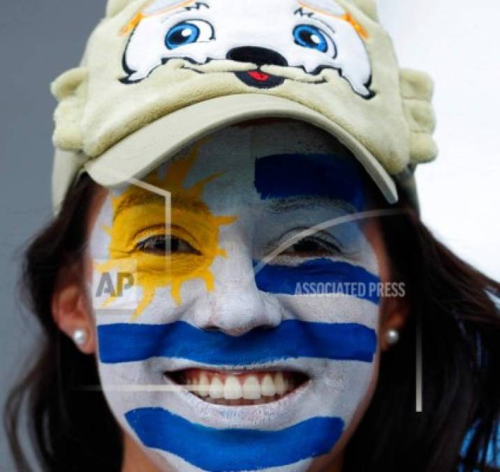 Hermosas mujeres engalanan el partido entre Uruguay contra Rusia