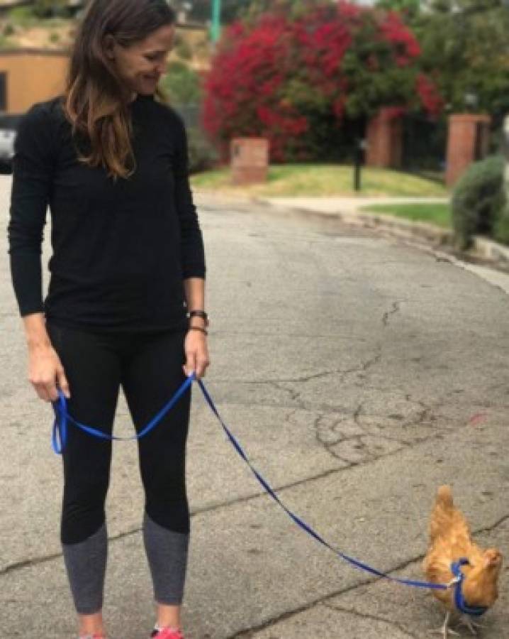 Jennifer paseando a su mascota.