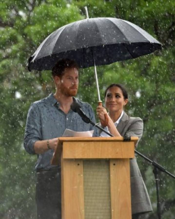Meghan cubre con su paraguas a Harry durante discurso en Australia
