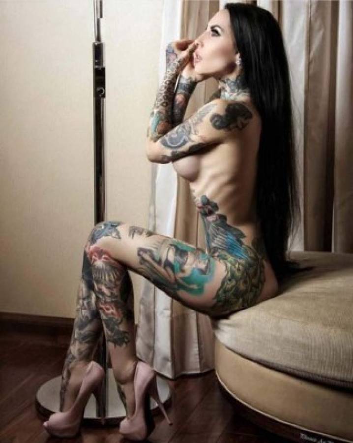 Mujeres vuelven sus esbeltos cuerpos en obras de arte con sus tatuajes