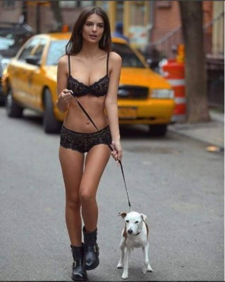 Emily Ratajkowski saca a pasear a su perro de la forma más sexy