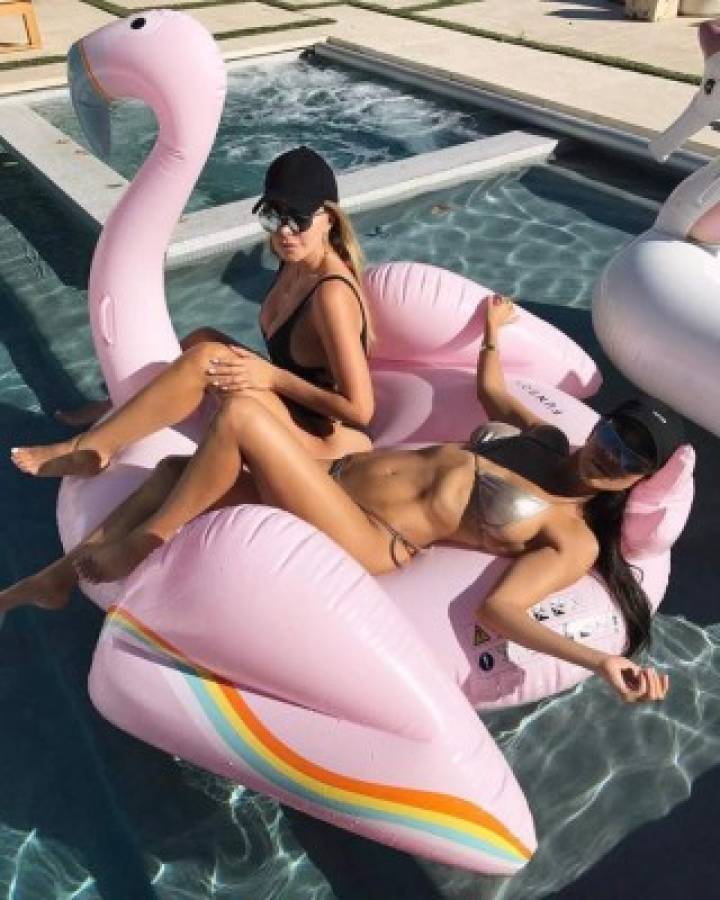 Kourtney Kardashian publica sensual foto en traje de baño junto a su hermana Kim