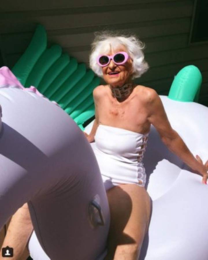 Abuelita de 69 años rompe internet con su peculiar y colorida forma de vestir