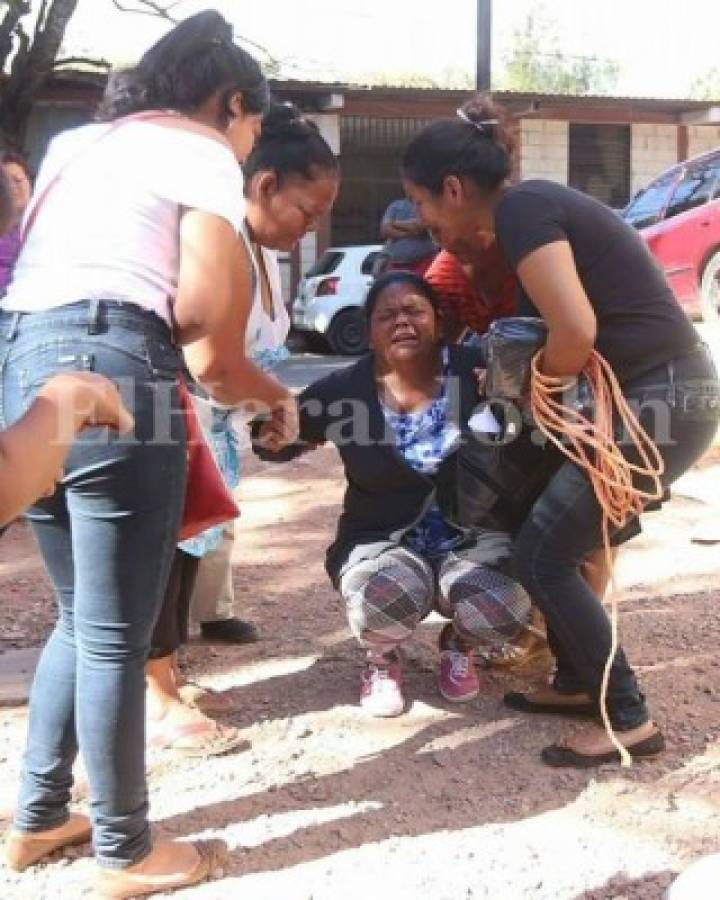 Afuera de la morgue, muchas personas se quebrantaron por la pérdida de sus familiares. Algunos dolientes estuvieron a punto de desmayarse, foto: Alex Pérez / EL HERALDO.