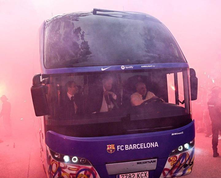 Atacan bus del Barcelona y ambiente hostil para Dembélé