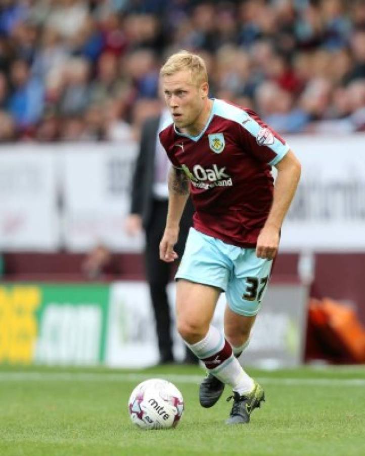 Scott Arfield of Burnley on the ball during the sky bet championship Football match between Burnley and Reading at Turf Moor , Burnley on the 26th sep 2015 Football League Agreement Number FLGE/15/16/P5385 Self billing applies where appropriate 01254 391469 press@kipax.com NO UNPAID USE BACS payments to Royal Bank Scotland (Accrington Branch) Account No. 10126113 Sort Code 161114