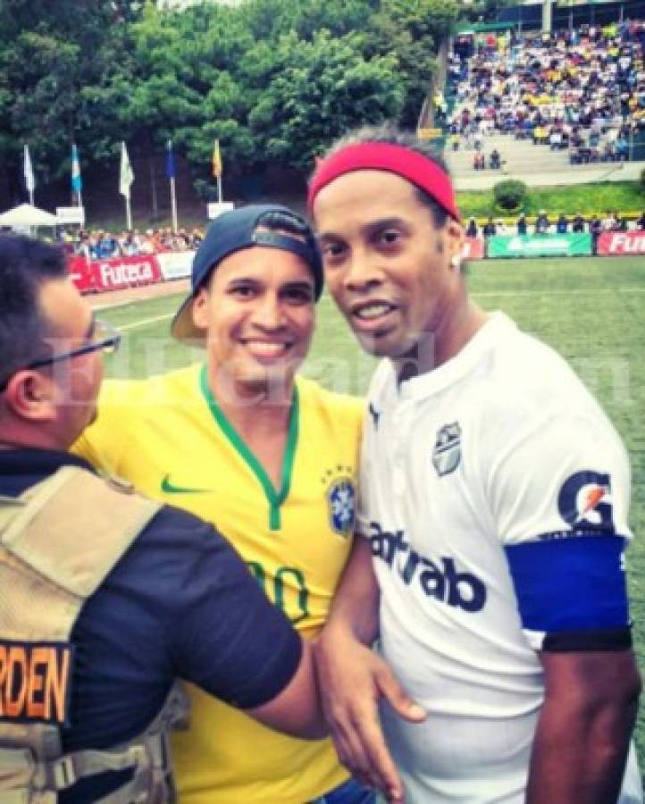 ¡Vaya privilegio! Ronaldinho invitó a aficionado hondureño a su hotel para regalarle autógrafo en persona