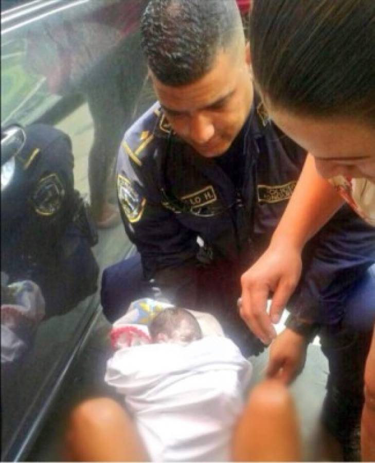 Policía hondureño atiende parto en acera