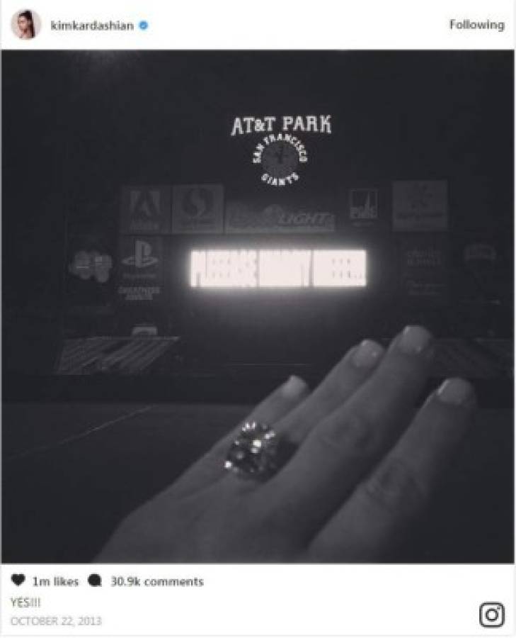 Esta es la imagen en la que aparece el anillo de 15 kilates que Kanye West le dio Kim el día de su compromiso. Foto: Instagram