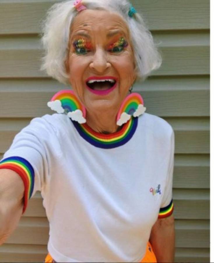 Abuelita de 69 años rompe internet con su peculiar y colorida forma de vestir