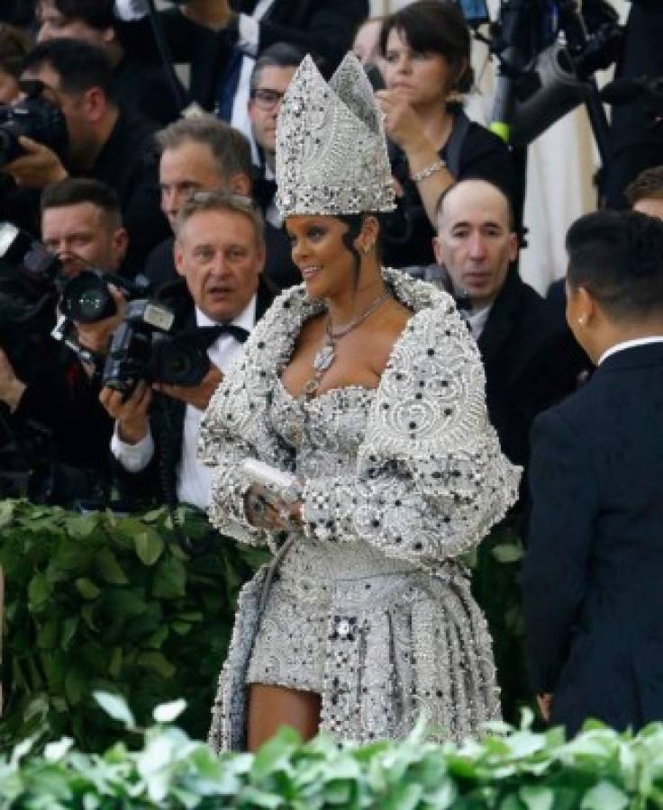 Gala Met 2018: Rihanna usa vestido católico y desata furia por 'blasfemia'