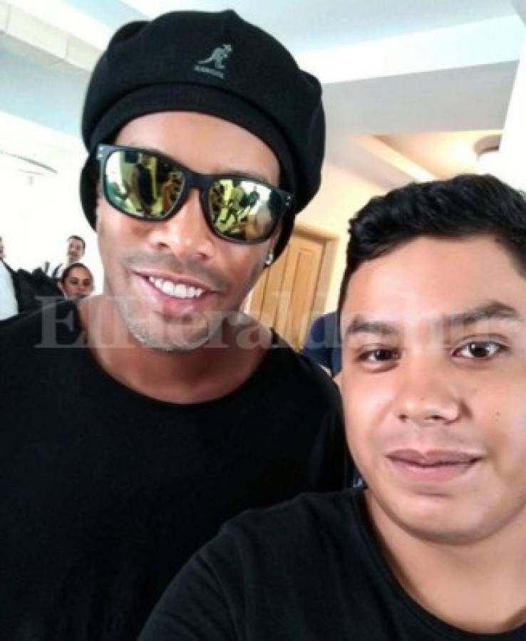 ¡Vaya privilegio! Ronaldinho invitó a aficionado hondureño a su hotel para regalarle autógrafo en persona