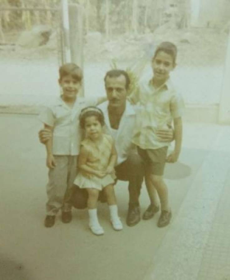 Con su papá, quien falleció cuando él tenía 11 años.