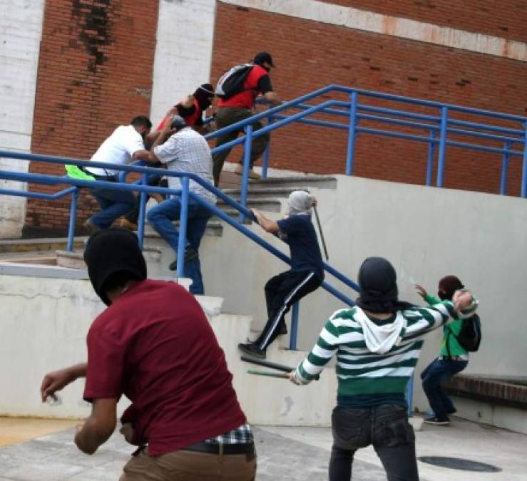 En Fotos: Así se vivió el zafarrancho entre universitarios y miembros de seguridad al interior de la UNAH