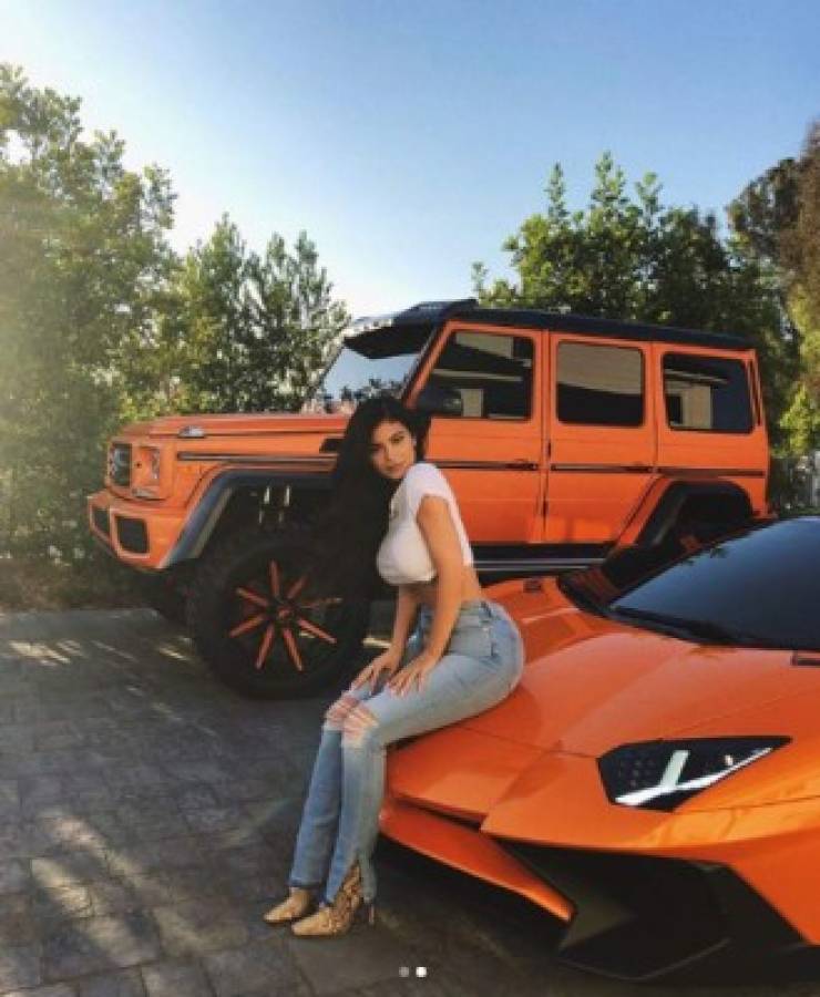 Kylie Jenner presume su costosa colección de autos naranja