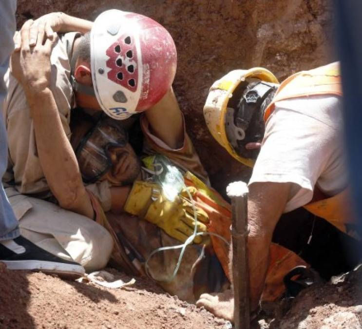 10 fotos conmovedoras de la muerte del obrero soterrado