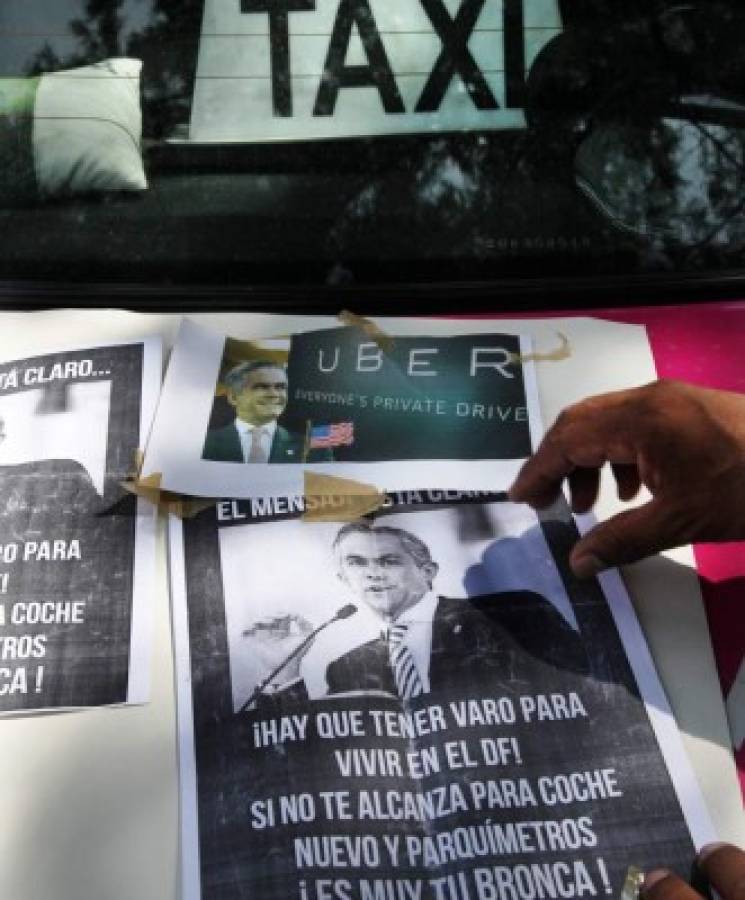 Taxistas protestan contra aplicación Uber