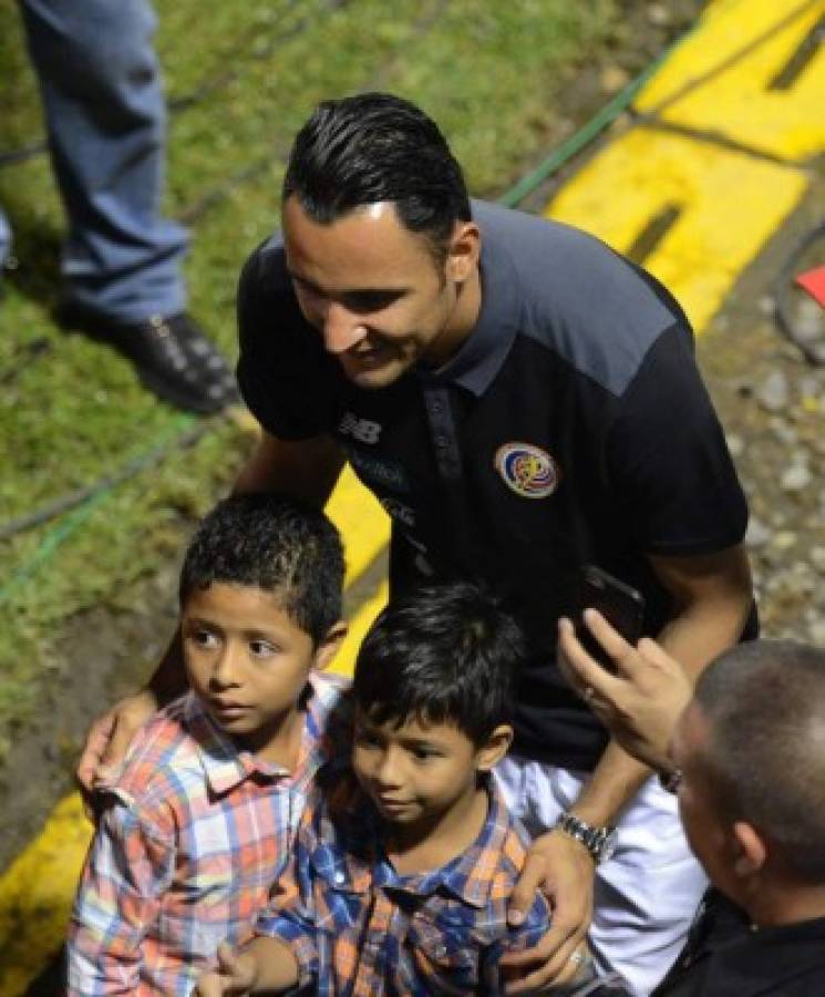 Niña conquista al portero de Costa Rica Keylor Navas, previo al juego ante la Selección de Honduras