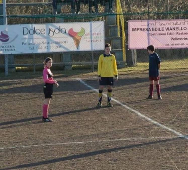 FOTOS: Ella es la árbitra italiana Giulia Nicastro, víctima de insultos misóginos por expulsar a un jugador