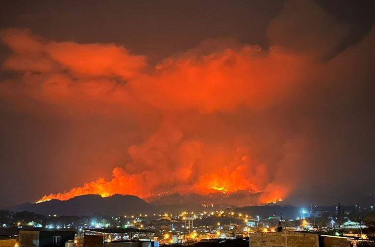 Altas y voraces llamas se han ido expandiendo metro tras metro este lunes, convirtiendo el Parque Nacional de La Tigra en una zona de emergencia. El incendio forestal de gran magnitud no mengua a esta hora de la noche, amenazando con arrasar el pulmón de Tegucigalpa.