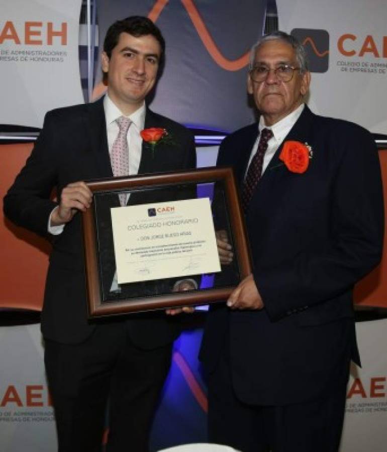 El CAEH reconoce a profesionales y entrega mención a Jorge Bueso Arias