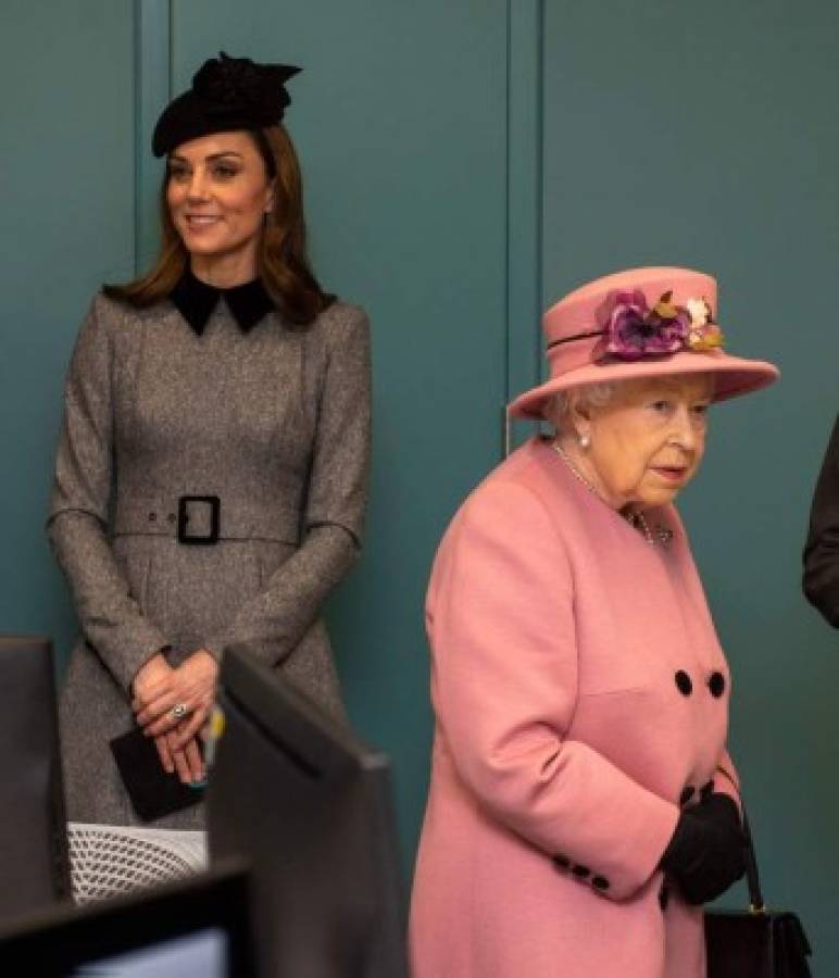 Britain's Queen Elizabeth II and Britain's Catherine, Duchess of Cambridge visit Kings College, to open Bush House, the latest education and learning facilities on the Strand Campus, in central London on March 19, 2019 (Photo by Paul Grover / POOL / AFP)